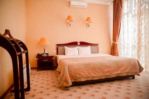 Suite | Desk, soundproofing, iron/ironing board, rollaway beds