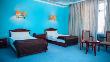 Phòng 2 giường đơn Deluxe | Bàn, phòng cách âm, bàn ủi/dụng cụ ủi quần áo