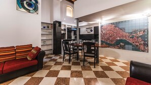 Appartement Deluxe, 2 chambres, vue sur le canal | Aire de séjour | Téléviseur à écran plat