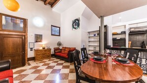 Appartement Deluxe, 2 chambres, vue sur le canal | Repas dans la chambre