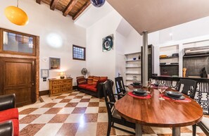 デラックス アパートメント 2 ベッドルーム カナルビュー | 客室内のダイニングエリア