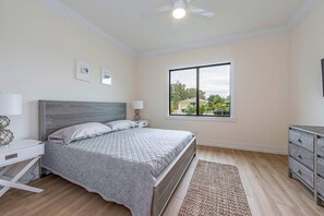 4 bedrooms, iron/ironing board, WiFi, bed sheets - Brand new house with pool !! Walk to the beach! (Naples)