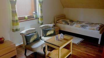 2 bedrooms, in-room safe, desk, iron/ironing board