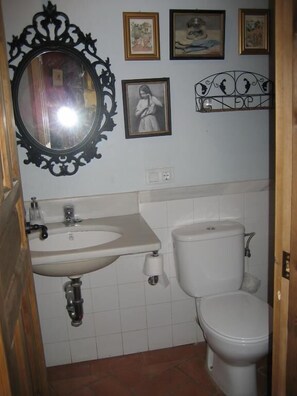 Shower, rainfall showerhead, free toiletries, hair dryer - Hostal Casa del Buen Viaje (Seville)
