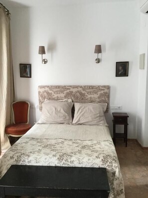 Blackout curtains, rollaway beds, free WiFi, bed sheets - Hostal Casa del Buen Viaje (Seville)