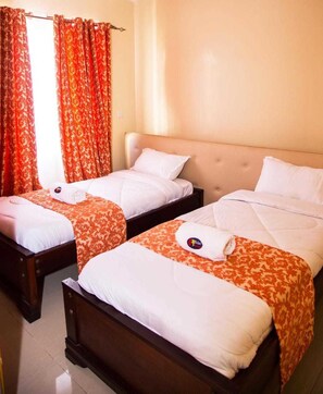 Twin Room, Shared Bathroom (2)