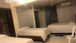 办公桌、笔记本电脑工作区、遮光窗帘、免费 WiFi