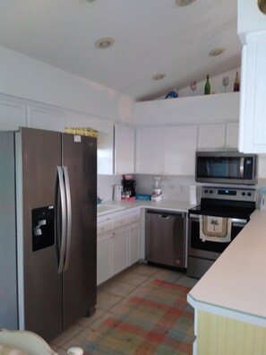 Fridge, microwave, oven, stovetop - Paradise Home, view the sunsets and the Sunrise from your Porch (Crystal River)