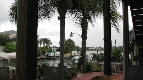 Paradise Home, view the sunsets and the Sunrise from your Porch