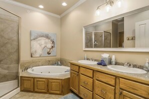 Ensemble douche/baignoire, baignoire Ă jets, sĂšche-cheveux