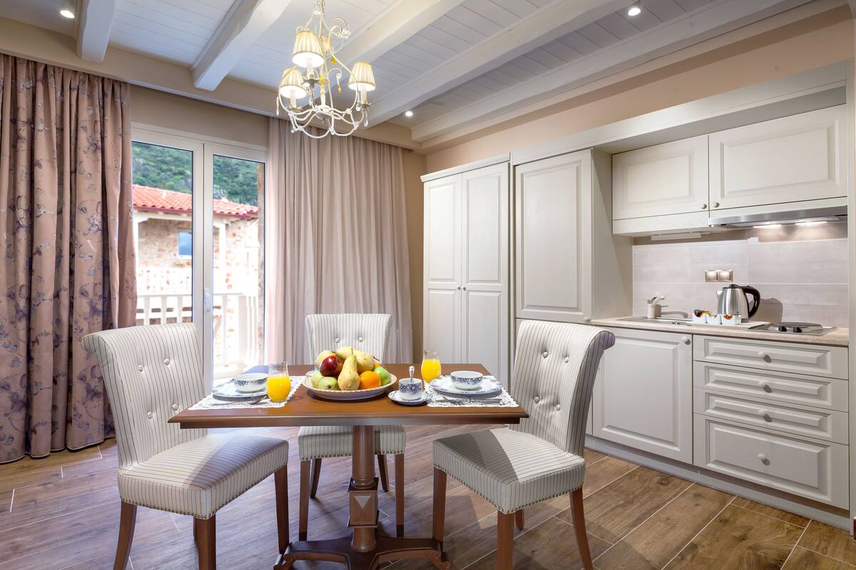 premium suite, mountain view | private kitchen | fridge, coffee/tea maker