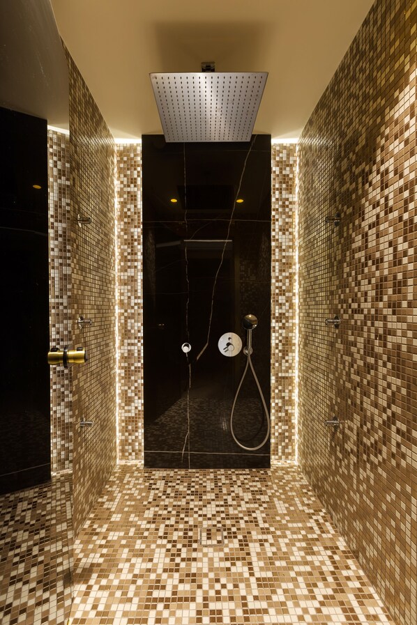 Behandlingsrum för par, bastu, bubbelpool, ångbastu och massage