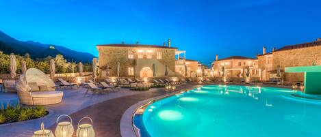 Una piscina al aire libre de temporada