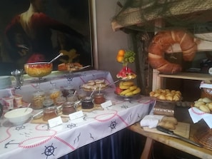 Se ofrece un desayuno bufé todos los días (por un coste adicional)