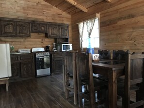 Familien-Ferienhütte, 2 Schlafzimmer, Küche | Eigene Küche | Kühlschrank, Mikrowelle, Ofen, Herdplatte