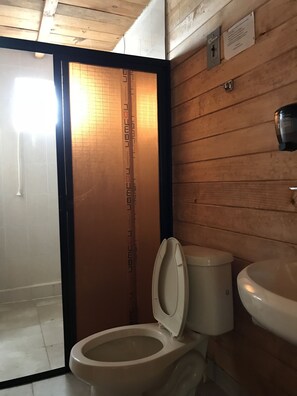 Family Cabin, 2 Bedrooms, Kitchen | Bathroom | Shower, free toiletries, hair dryer, towels