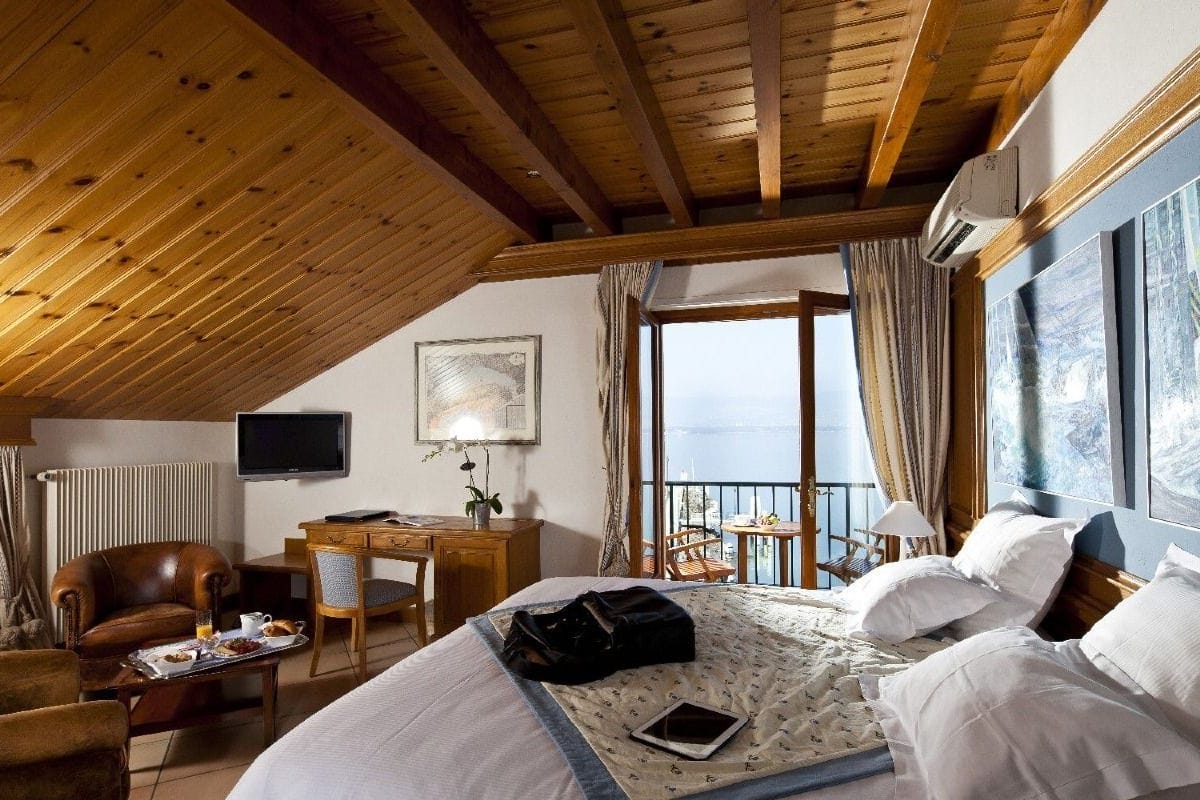 junior suite, non smoking, lake view | minibar, in-room safe, individually decorated, individually furnished