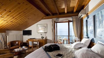 Junior suite, niet-roken, uitzicht op meer | Een minibar, een kluis op de kamer, individueel gedecoreerd