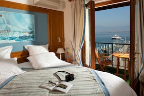 Minibar, in-room safe, individually decorated, individually furnished - Hotel Restaurant Du Port (Yvoire)