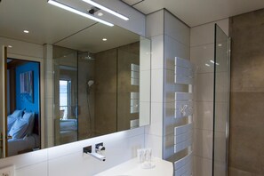Ilmaiset hygieniatuotteet, hiustenkuivaaja, kylpytakit, saippua
