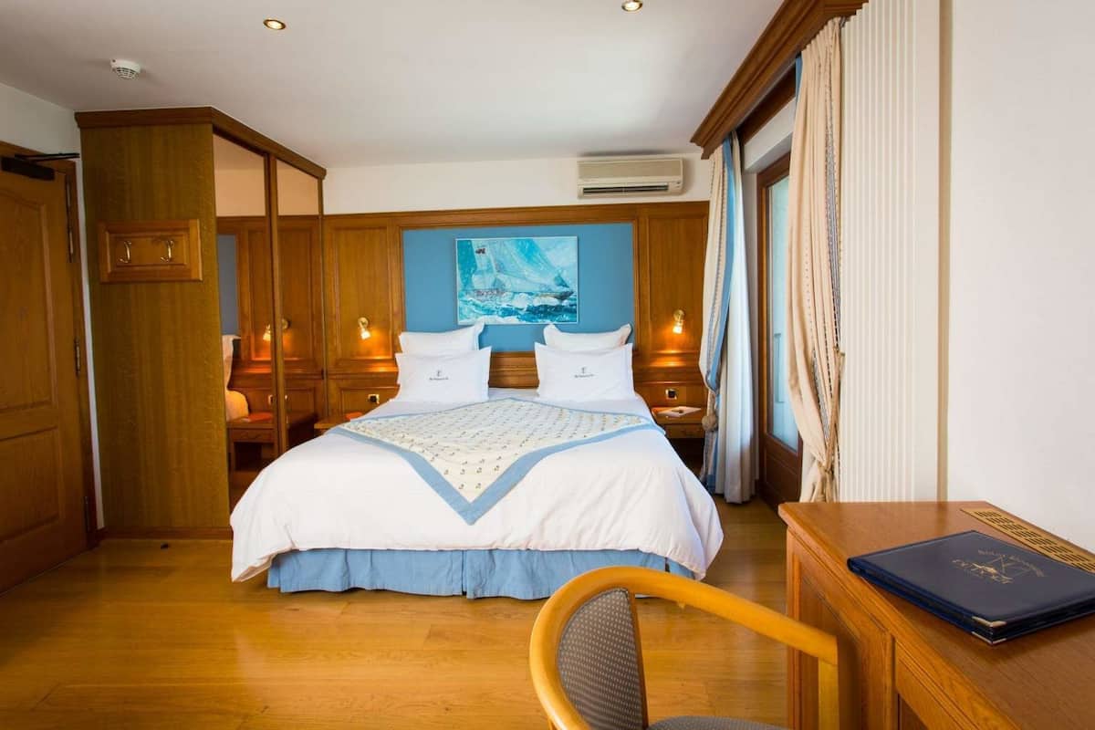 Klassieke kamer | Een minibar, een kluis op de kamer, individueel gedecoreerd