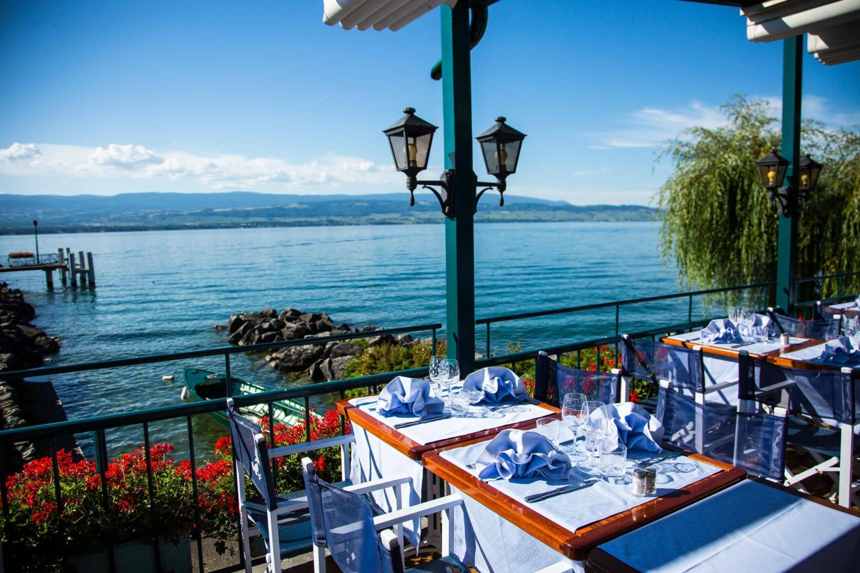 Se sirven comidas, cenas y cocina local 