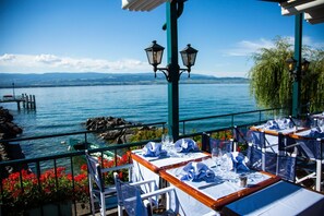 Lunch and dinner served, local cuisine - Hotel Restaurant Du Port (Yvoire)