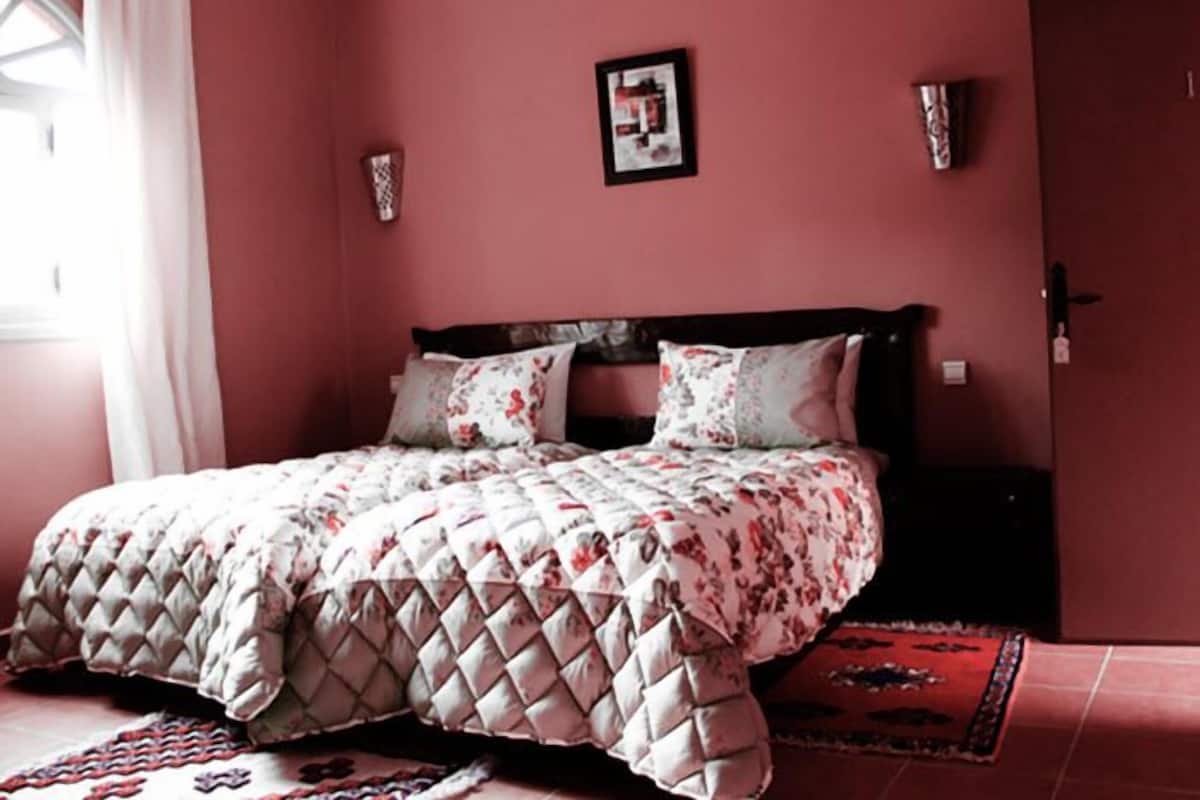 Desk, cribs (free), bed sheets