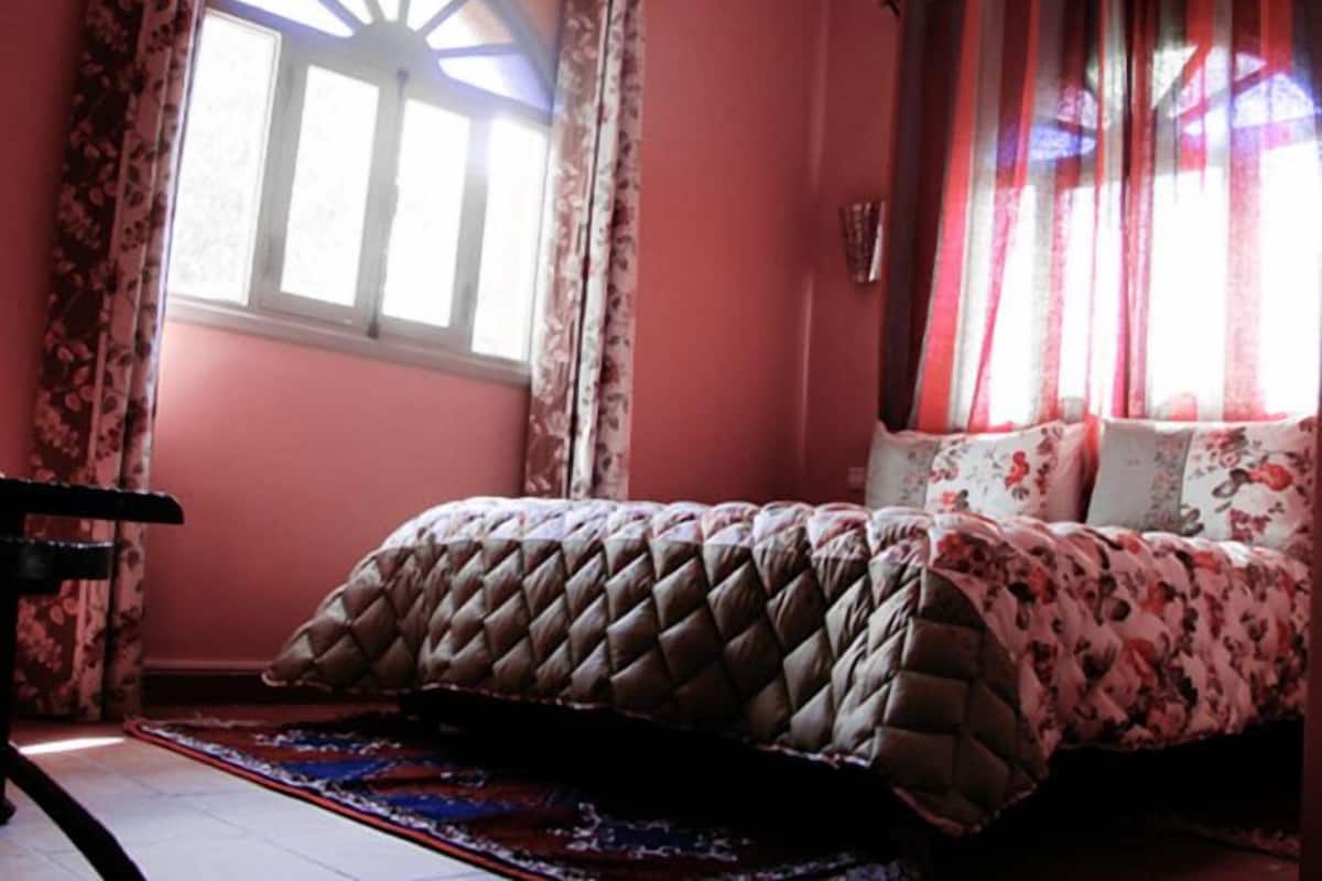 Desk, cribs (free), bed sheets