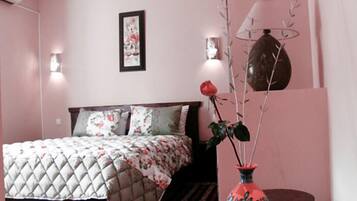Desk, free cribs/infant beds, bed sheets