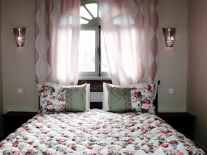 Bureau, lits bébé (gratuits), draps fournis