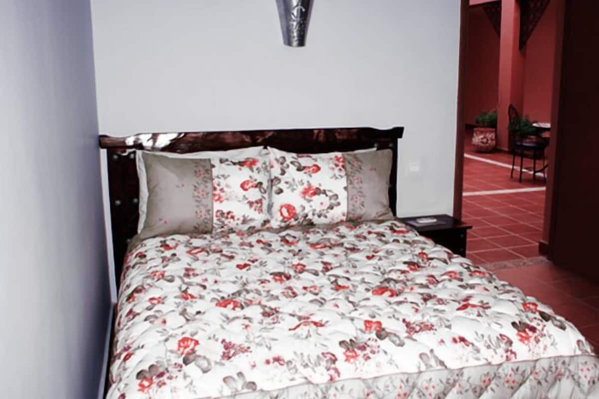 Double Room, 1 Double Bed (Chambre N°5) | Desk, cribs (free), bed sheets