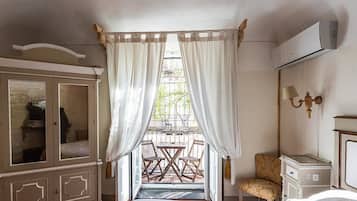 Escritorio, cortinas blackout, sistema de insonorización y cunas