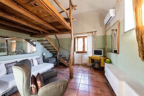 Deluxe Apartment, 2 Bedrooms (Odissea) | Desk, blackout drapes, soundproofing, cribs/infant beds - Palazzu Stidda (Catania)