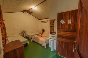 In-room safe, bed sheets - Cabinas Balcon de Mar Tortuguero (Colorado)