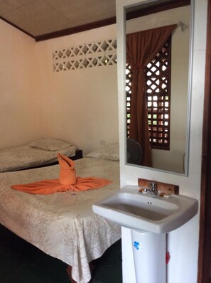 In-room safe, bed sheets - Cabinas Balcon de Mar Tortuguero (Colorado)