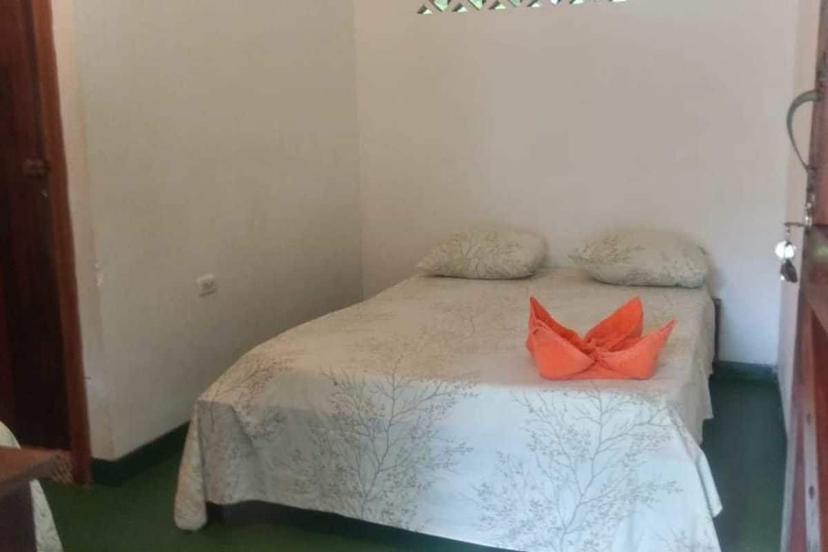 Habitación doble estándar, varias camas | Caja de seguridad en la habitación y ropa de cama