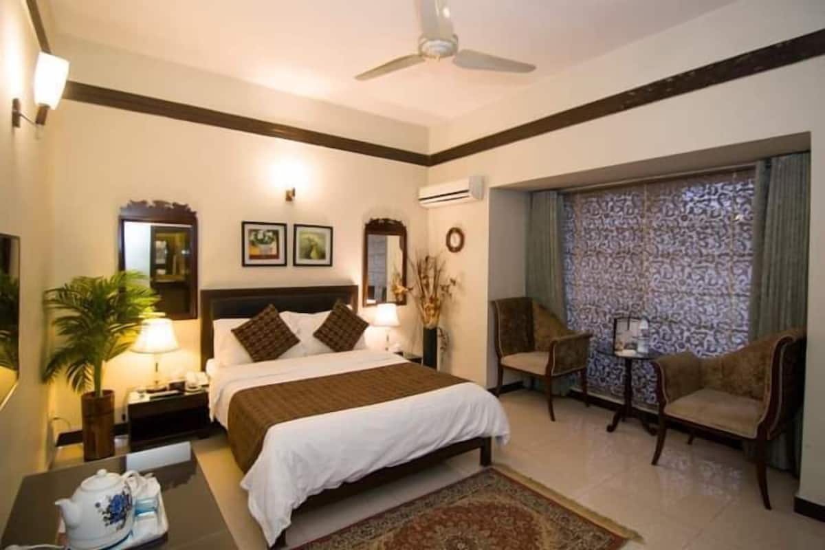 Executive Room, 1 King Bed, City View | 1 bedroom, in-room safe, desk, laptop workspace