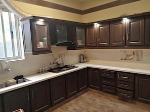 Frigobar, micro-ondas, fogão, cooktop