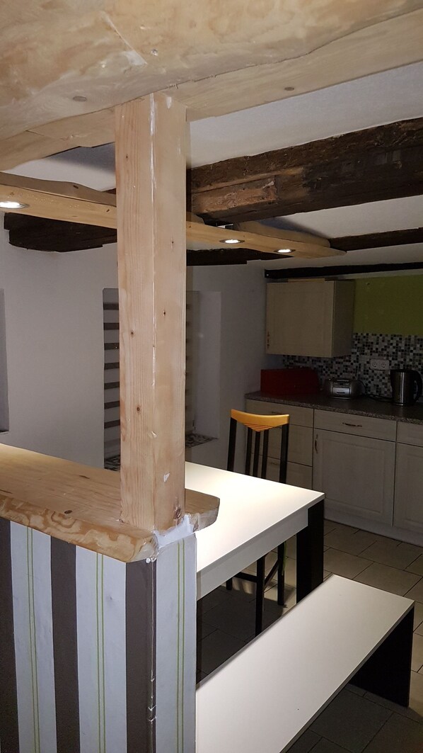 Apartment | Essbereich im Zimmer