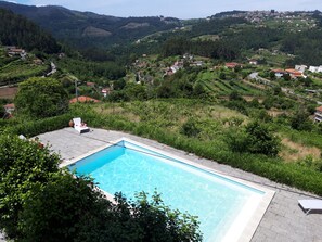 Una piscina al aire libre de temporada