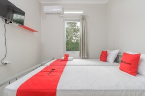 Escritorio, wifi gratis y ropa de cama 
