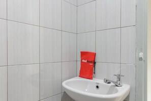 Habitación doble | Baño | Regadera, amenidades de baño gratuitas, toallas 