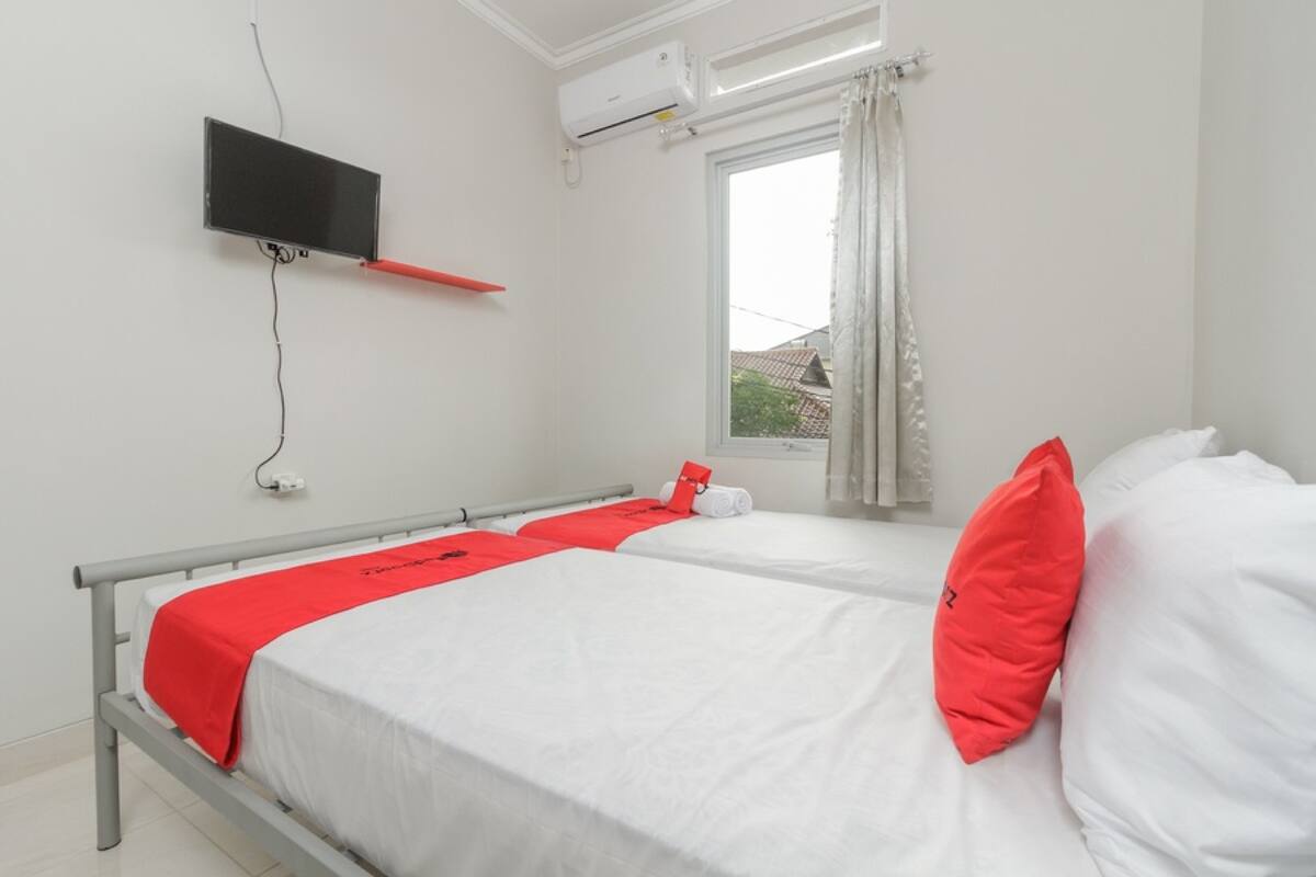 Escritorio, wifi gratis y ropa de cama