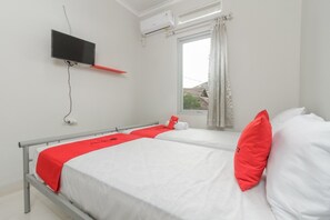 Escritorio, wifi gratis y ropa de cama 