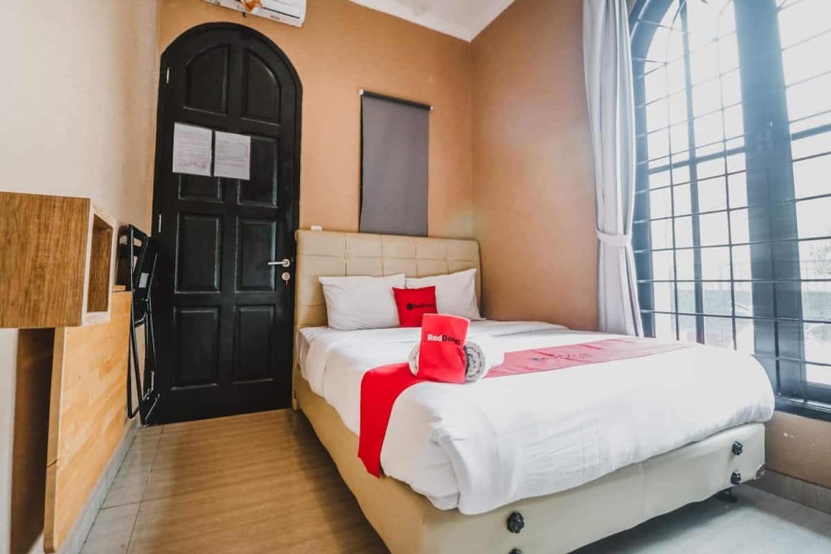 Desk, free WiFi, bed sheets