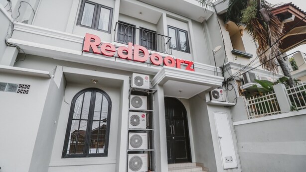 Front of property - RedDoorz Plus @ Radio Dalam 2 (Jakarta)