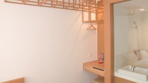 Superior Room | Bathroom - Urbanview Hotel Odori Pondok Indah (Jakarta)