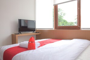 Superior Room | Desk, free WiFi, bed sheets - Urbanview Hotel Odori Pondok Indah (Jakarta)