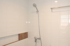 Habitación superior | Regadera en el baño